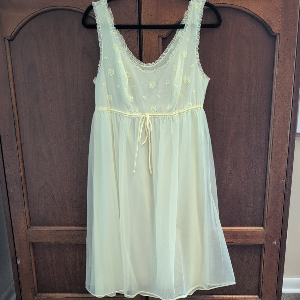 Vanity Fair Vintage Yellow Lace Trim Tricot Nightgown